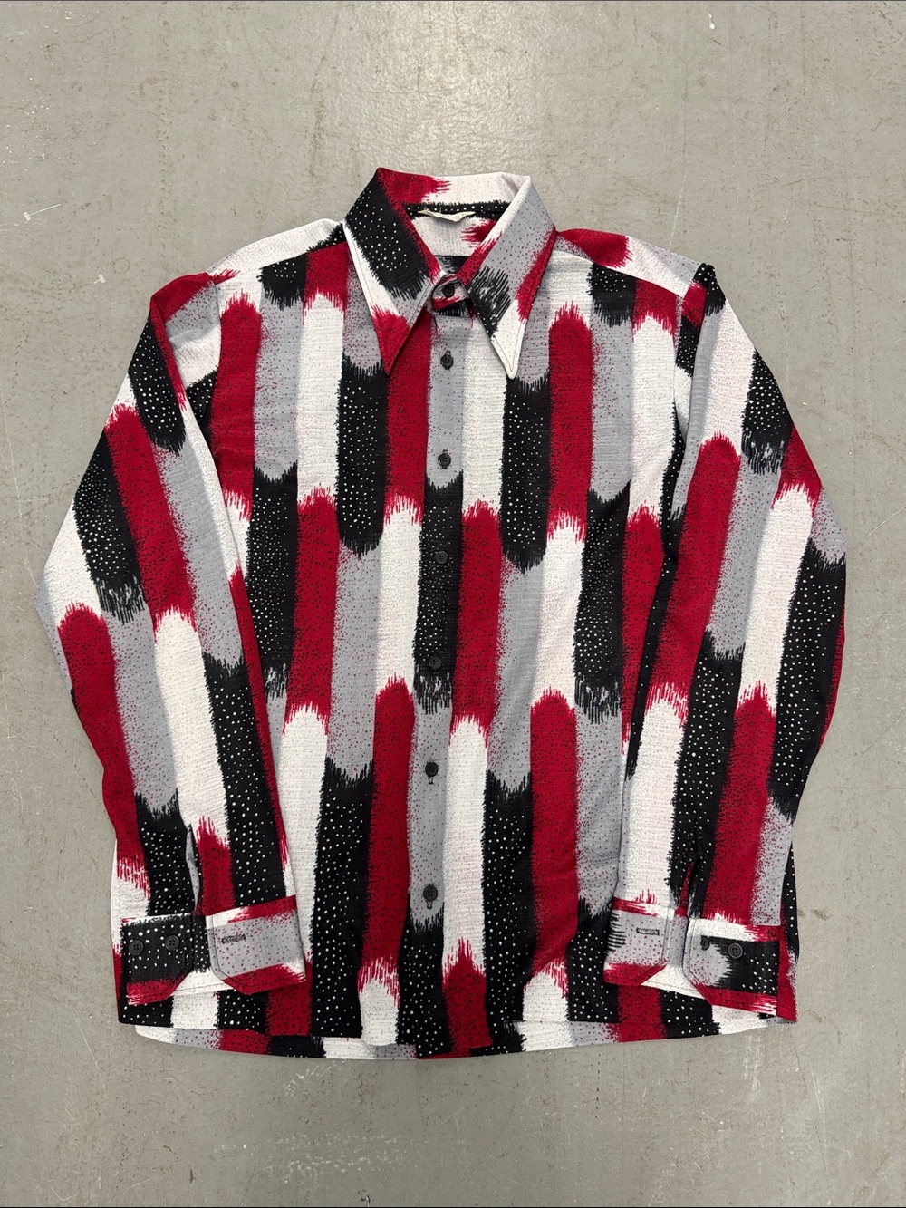 True VTG 70’s Abstract Stripe Button-Up Shirt in Red, Black & White Men’s XL